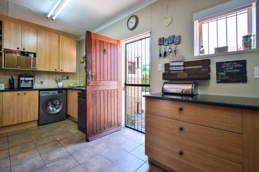 5 Bedroom Property for Sale in Garsfontein Gauteng