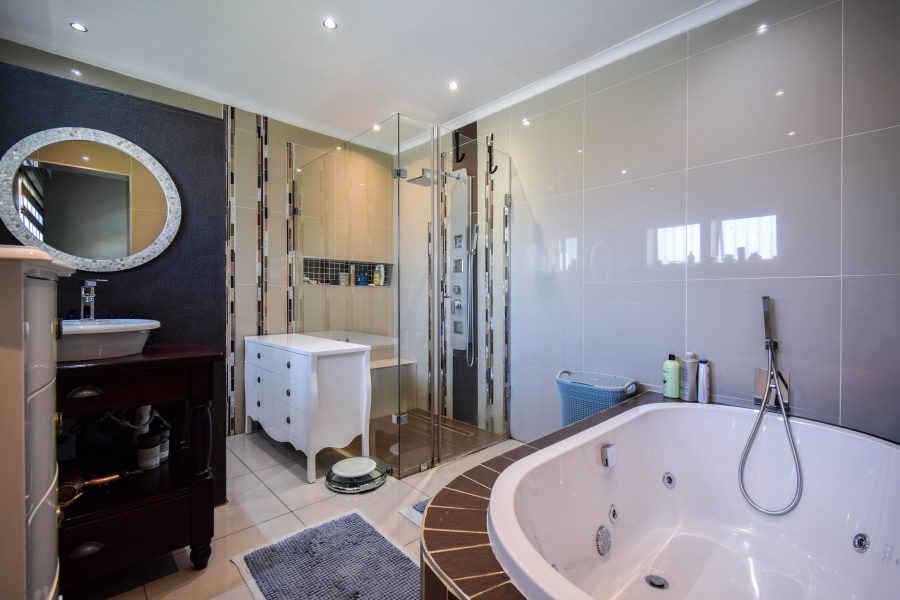 5 Bedroom Property for Sale in Garsfontein Gauteng