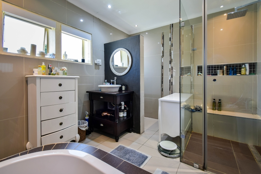 5 Bedroom Property for Sale in Garsfontein Gauteng