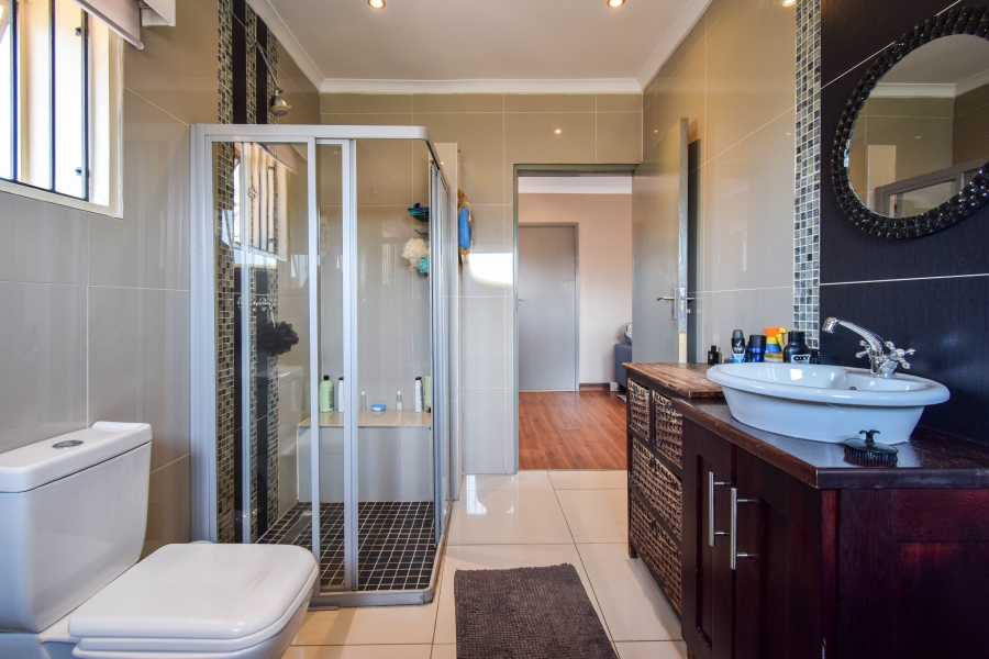 5 Bedroom Property for Sale in Garsfontein Gauteng