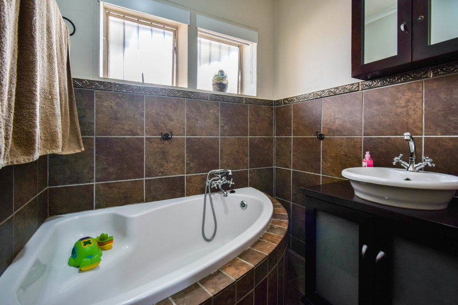 5 Bedroom Property for Sale in Garsfontein Gauteng