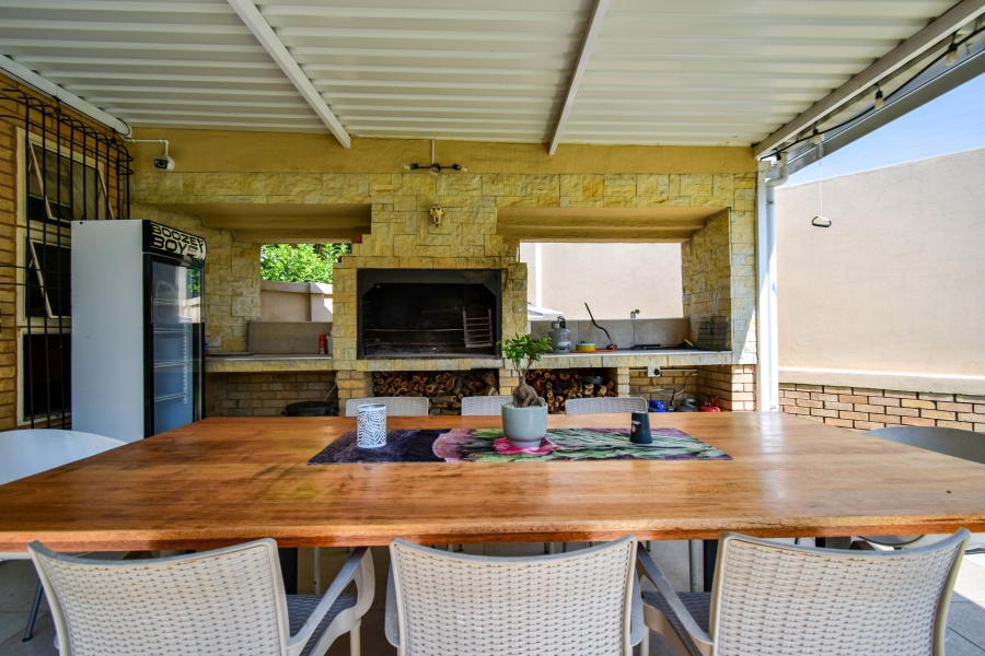 5 Bedroom Property for Sale in Garsfontein Gauteng