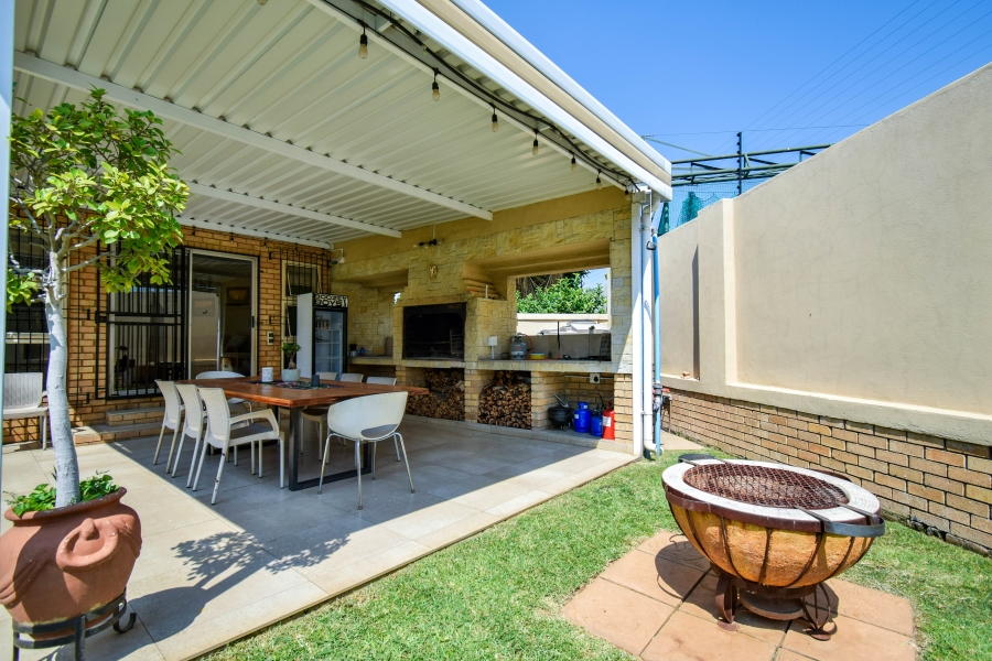 5 Bedroom Property for Sale in Garsfontein Gauteng