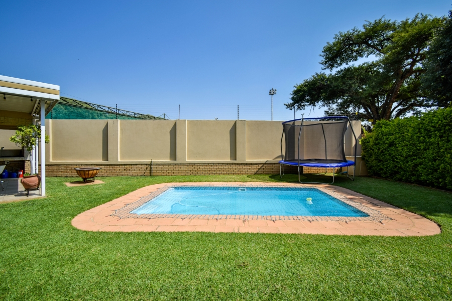 5 Bedroom Property for Sale in Garsfontein Gauteng