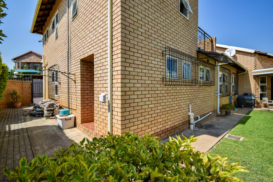 5 Bedroom Property for Sale in Garsfontein Gauteng