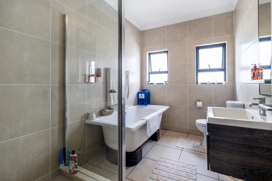 2 Bedroom Property for Sale in Greenstone Crest Gauteng