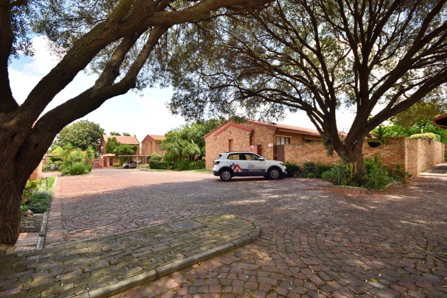 2 Bedroom Property for Sale in Bromhof Gauteng