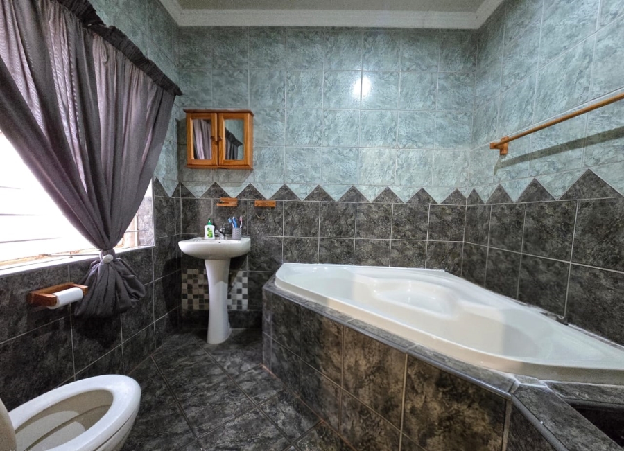 4 Bedroom Property for Sale in Helderkruin Gauteng