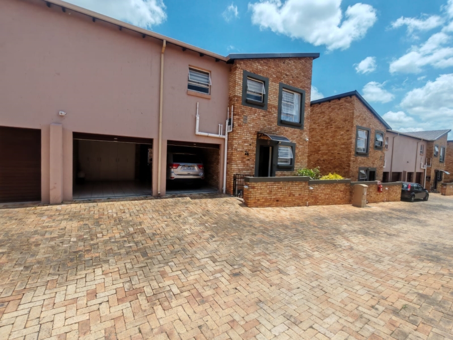 3 Bedroom Property for Sale in Wilgeheuwel Gauteng