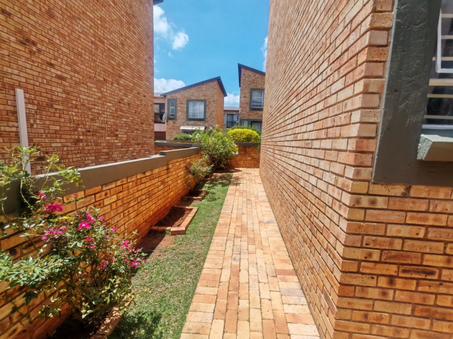 3 Bedroom Property for Sale in Wilgeheuwel Gauteng