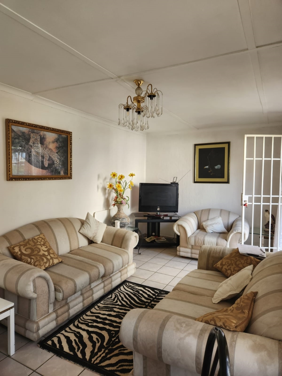 To Let 1 Bedroom Property for Rent in Hurlingham Manor Gauteng