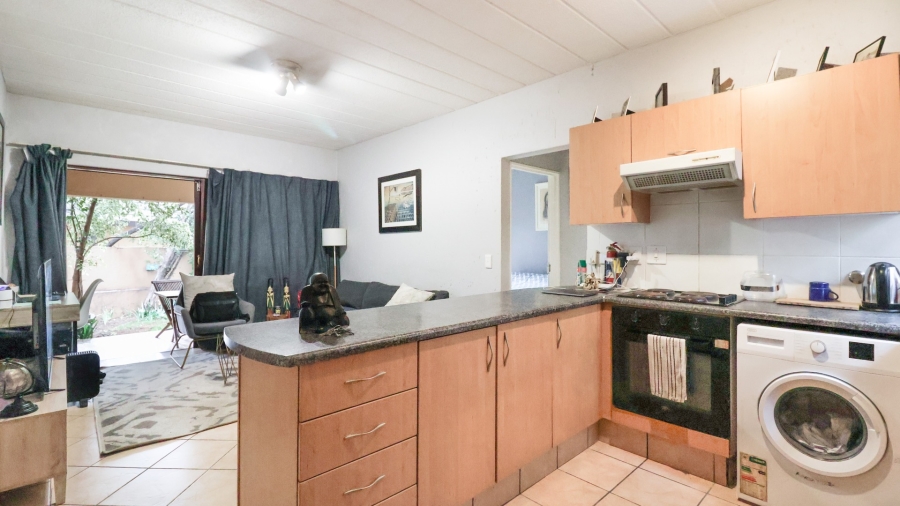 To Let 1 Bedroom Property for Rent in Douglasdale Gauteng