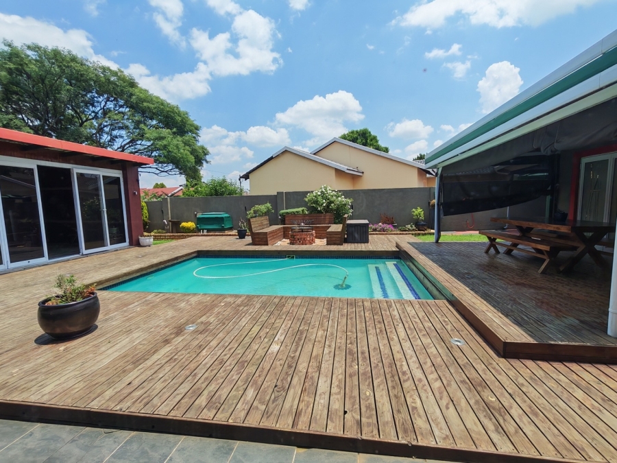 4 Bedroom Property for Sale in Brackendowns Gauteng