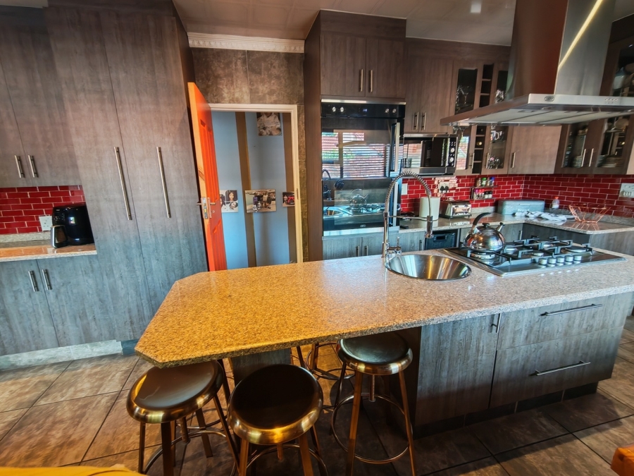 4 Bedroom Property for Sale in Brackendowns Gauteng