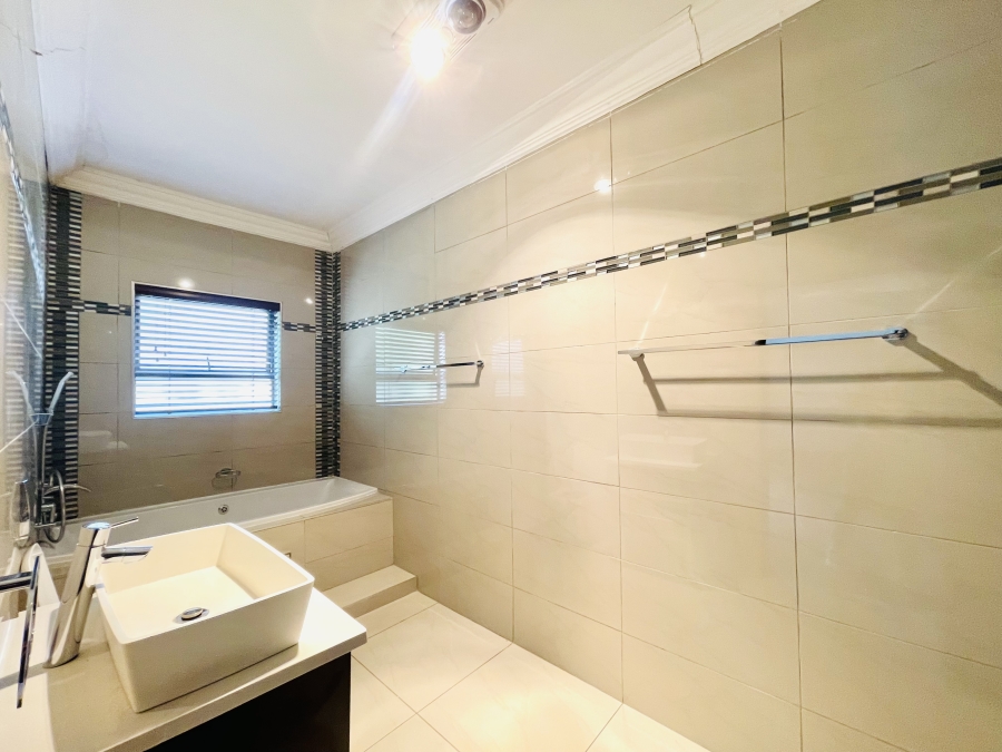 To Let 4 Bedroom Property for Rent in Blue Valley Golf Estate Gauteng