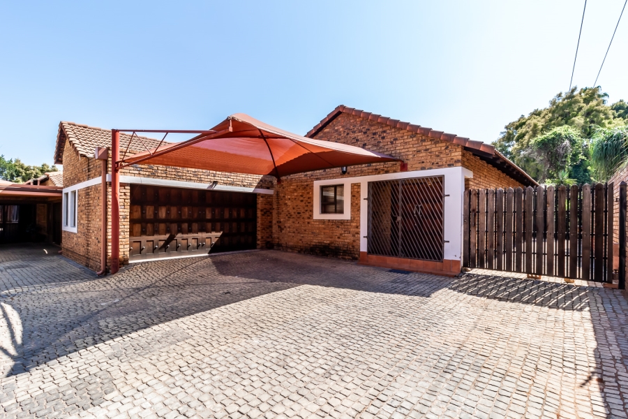 To Let 3 Bedroom Property for Rent in Waverley Gauteng