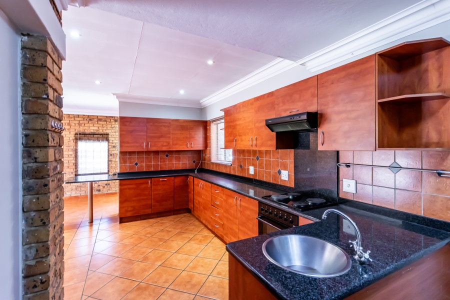 To Let 3 Bedroom Property for Rent in Waverley Gauteng