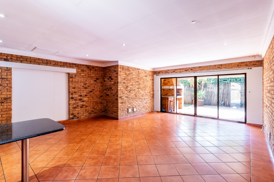 To Let 3 Bedroom Property for Rent in Waverley Gauteng