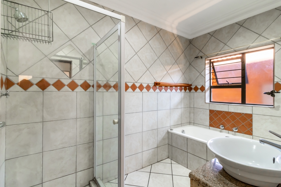 To Let 3 Bedroom Property for Rent in Waverley Gauteng