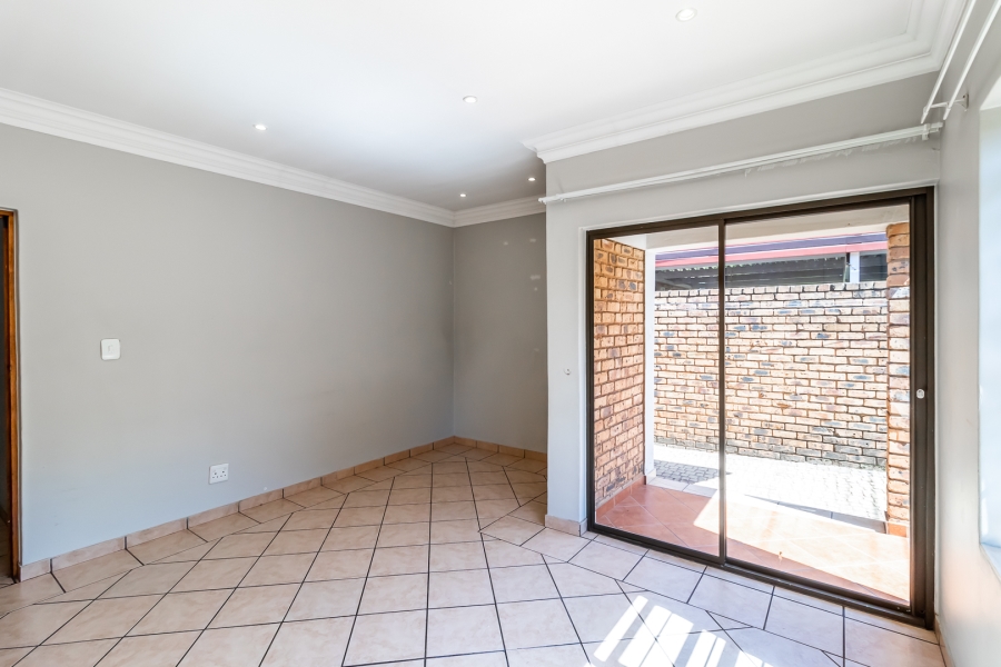 To Let 3 Bedroom Property for Rent in Waverley Gauteng