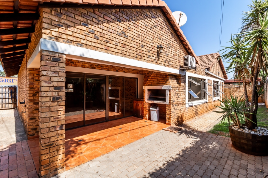 To Let 3 Bedroom Property for Rent in Waverley Gauteng