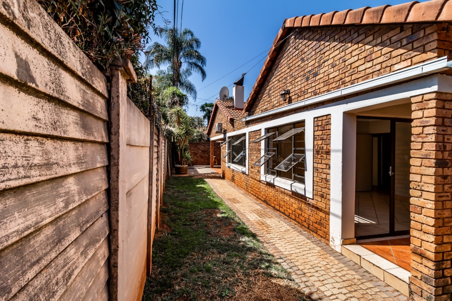 To Let 3 Bedroom Property for Rent in Waverley Gauteng