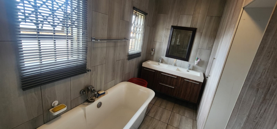 3 Bedroom Property for Sale in Mountain View Gauteng