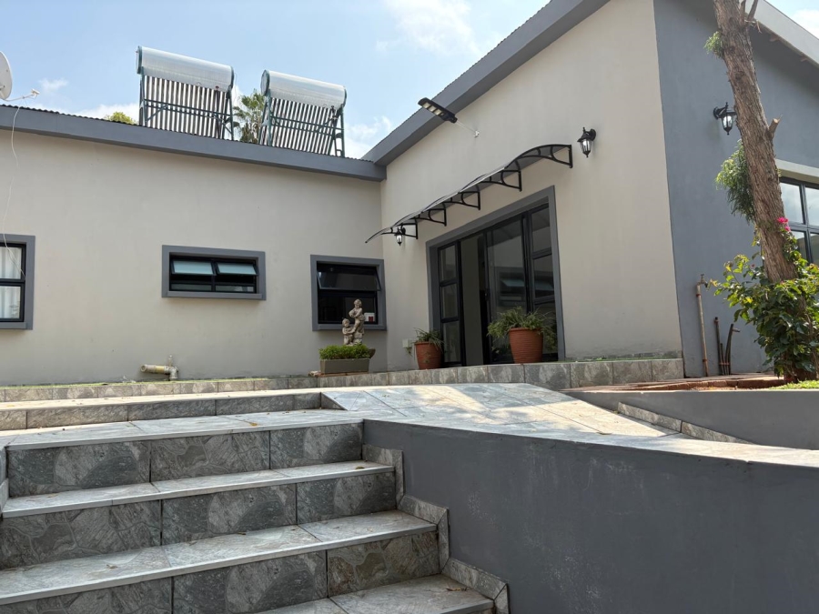 To Let 3 Bedroom Property for Rent in Waverley Gauteng