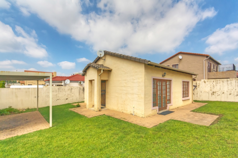 2 Bedroom Property for Sale in Blue Hills Gauteng