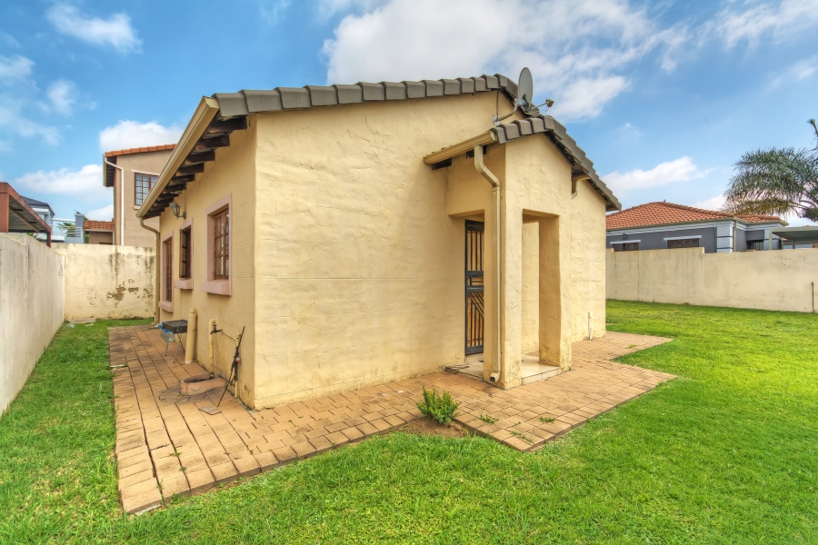 2 Bedroom Property for Sale in Blue Hills Gauteng