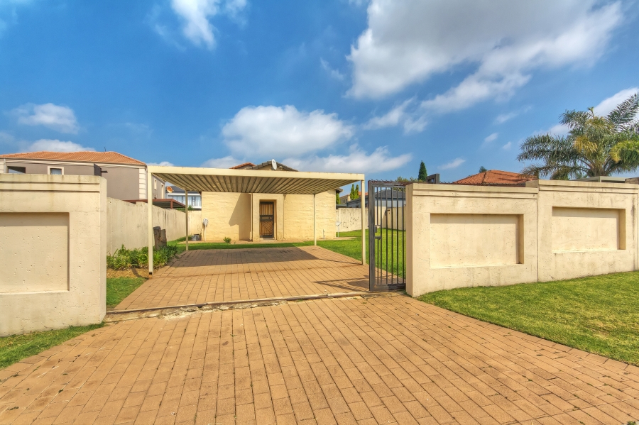 2 Bedroom Property for Sale in Blue Hills Gauteng