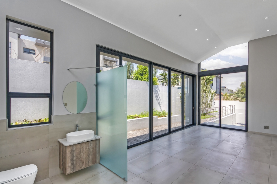 5 Bedroom Property for Sale in Waterfall Country Estate Gauteng