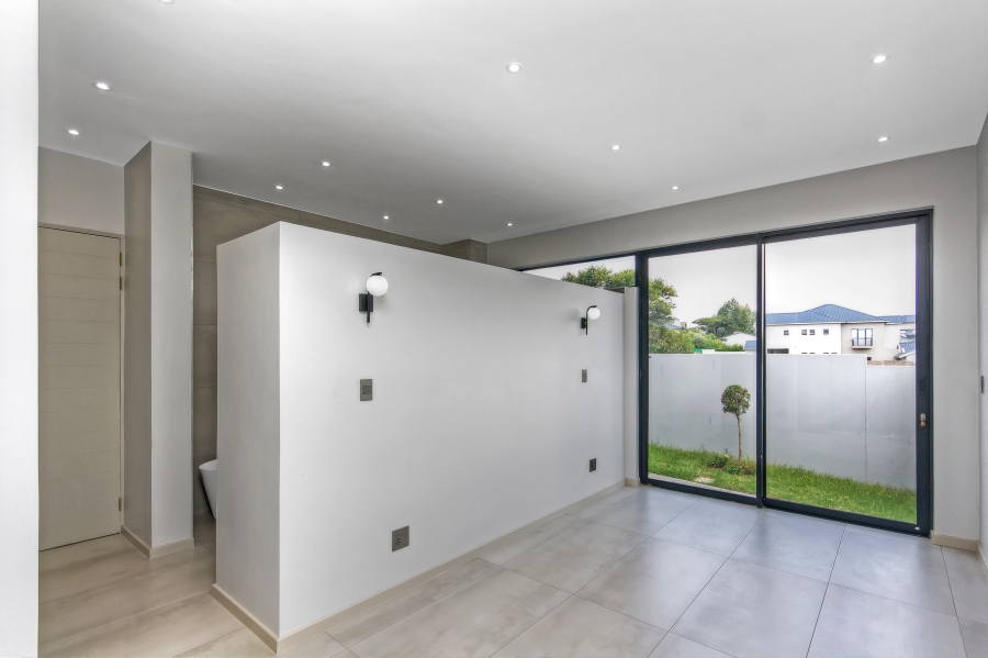 5 Bedroom Property for Sale in Waterfall Country Estate Gauteng