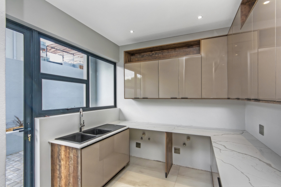 To Let 5 Bedroom Property for Rent in Waterfall Country Estate Gauteng