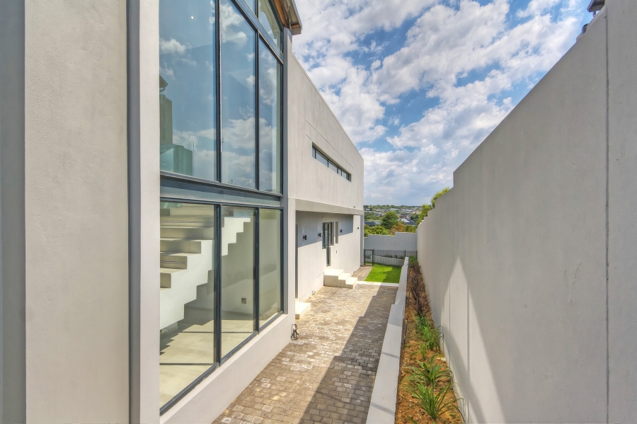 To Let 5 Bedroom Property for Rent in Waterfall Country Estate Gauteng