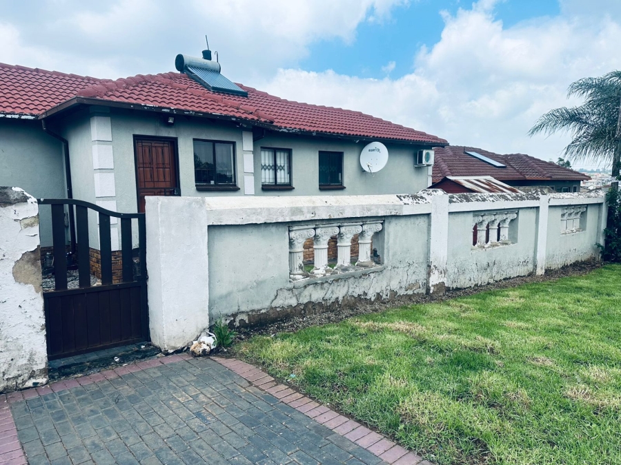 2 Bedroom Property for Sale in Clayville Gauteng