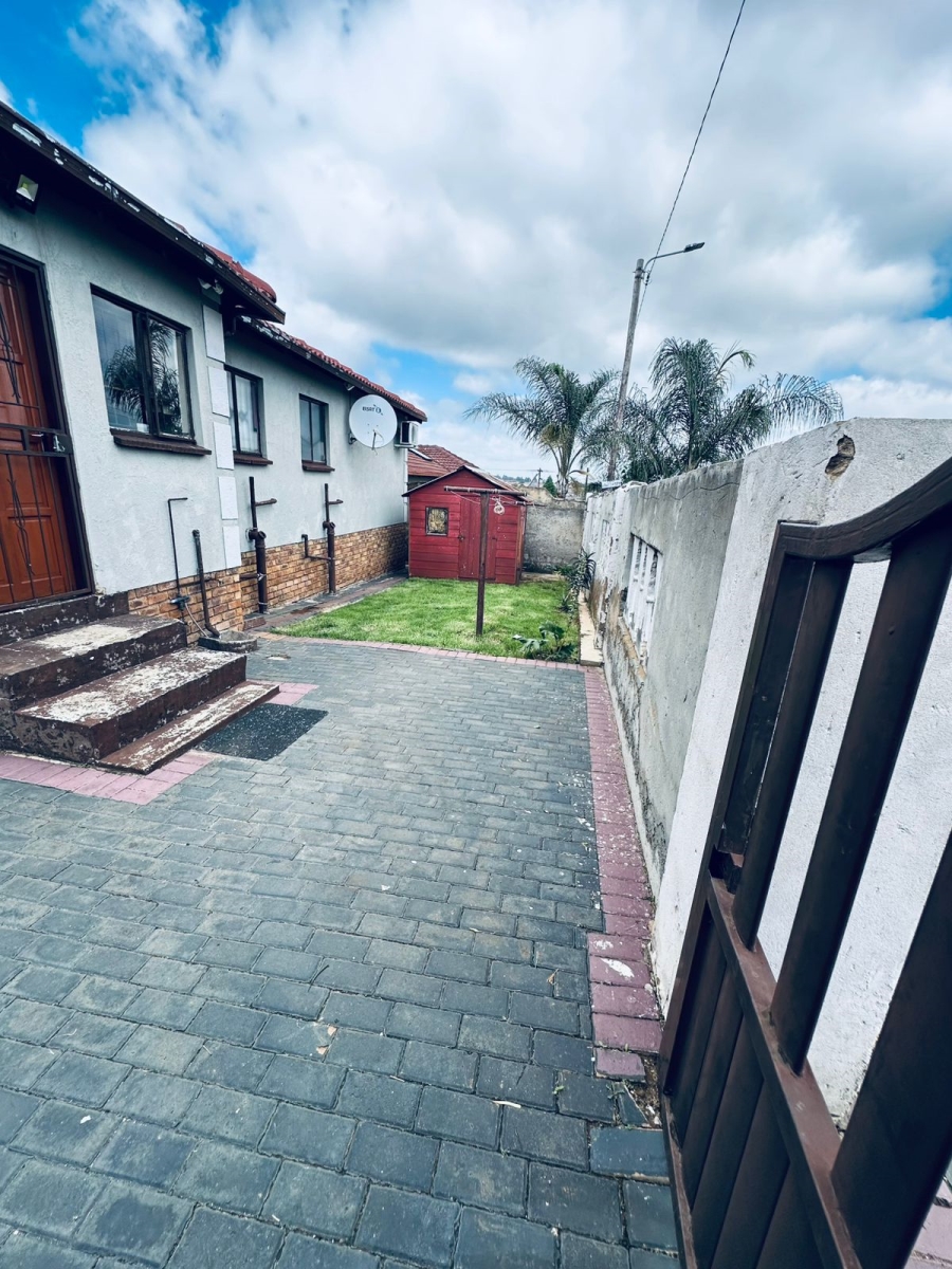 2 Bedroom Property for Sale in Clayville Gauteng