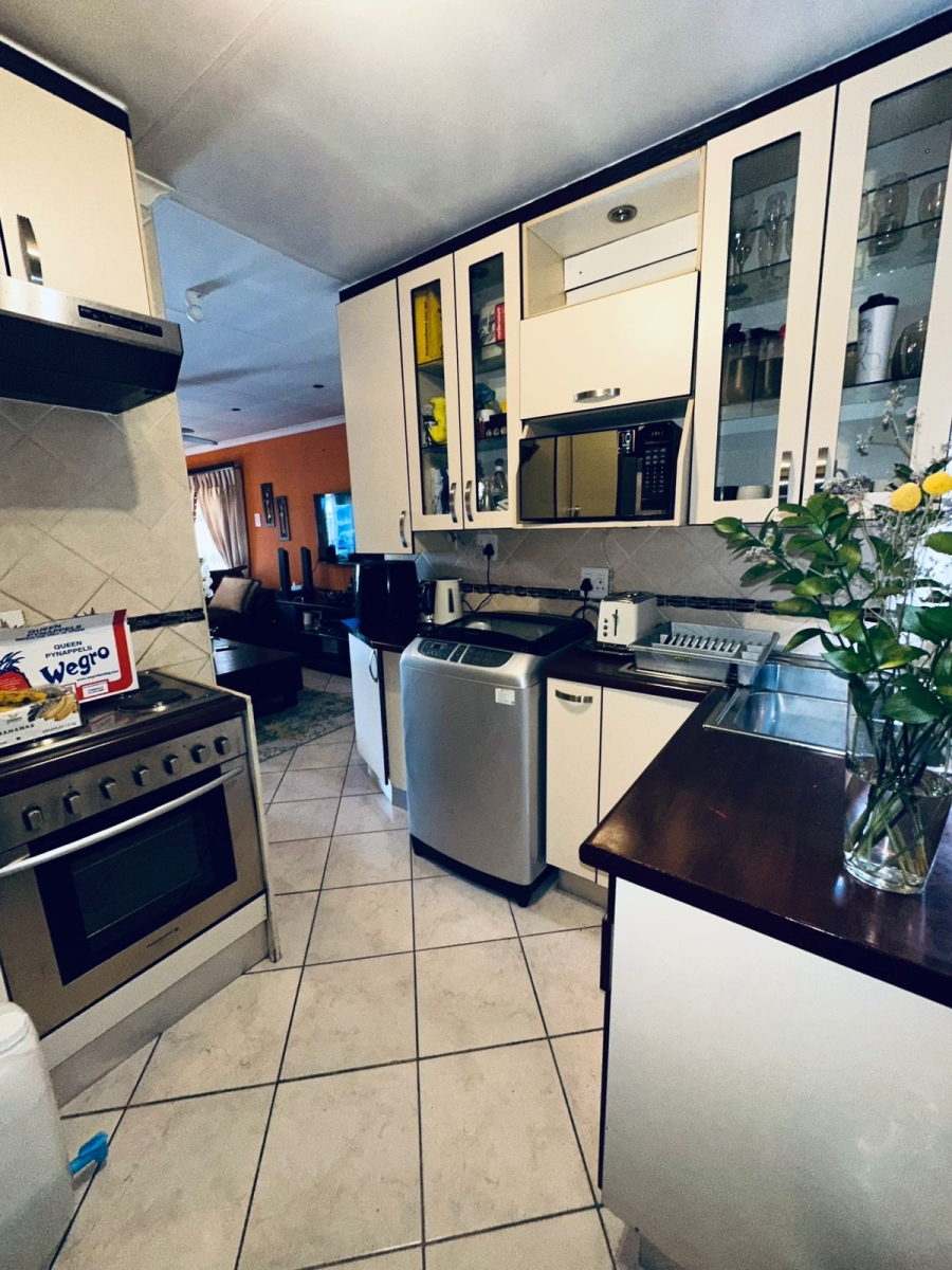 2 Bedroom Property for Sale in Clayville Gauteng