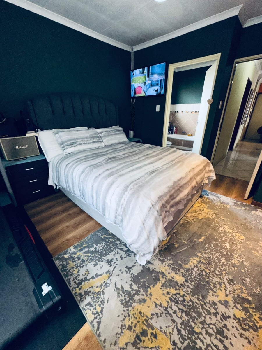 2 Bedroom Property for Sale in Clayville Gauteng