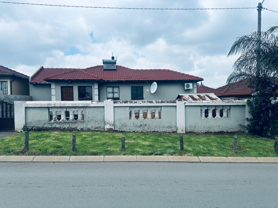 2 Bedroom Property for Sale in Clayville Gauteng