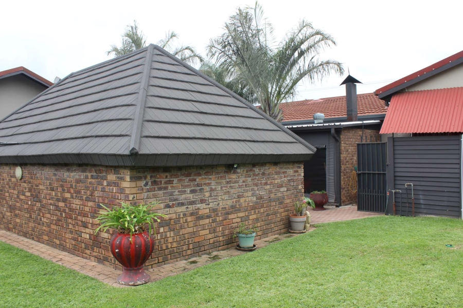 5 Bedroom Property for Sale in Pretoria Gardens Gauteng