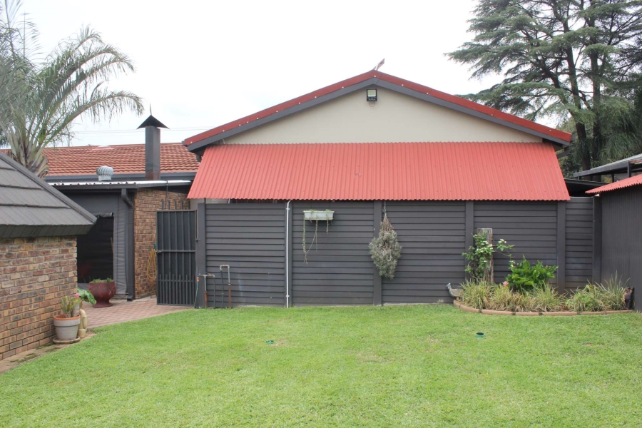 5 Bedroom Property for Sale in Pretoria Gardens Gauteng