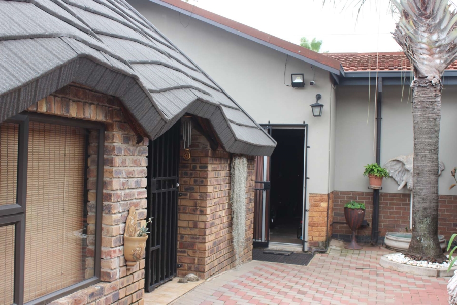 5 Bedroom Property for Sale in Pretoria Gardens Gauteng