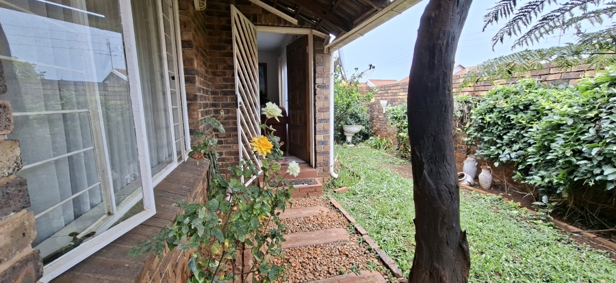2 Bedroom Property for Sale in Noordheuwel Gauteng