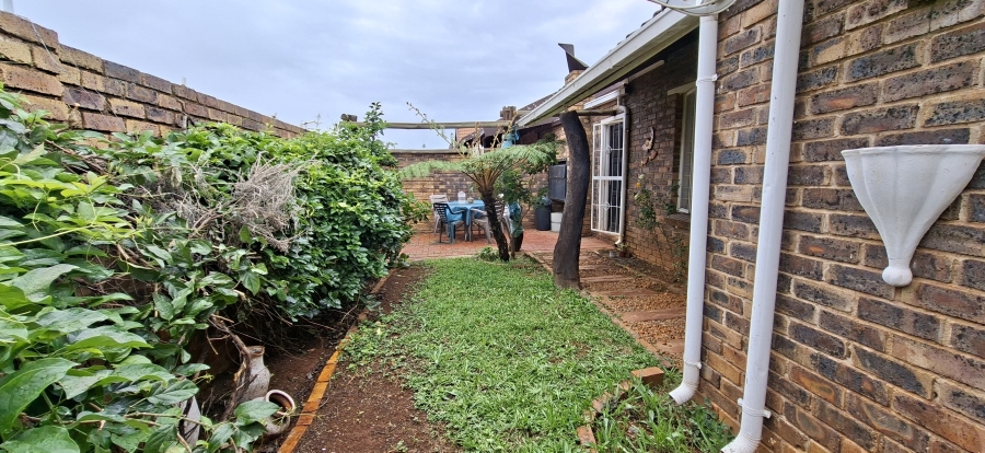 2 Bedroom Property for Sale in Noordheuwel Gauteng