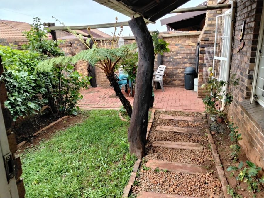 2 Bedroom Property for Sale in Noordheuwel Gauteng