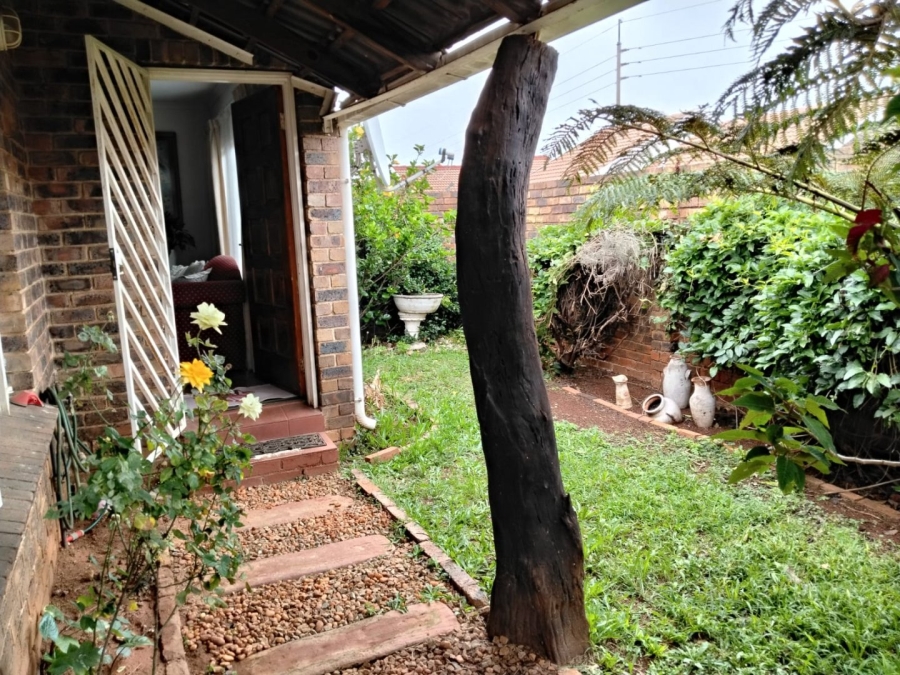 2 Bedroom Property for Sale in Noordheuwel Gauteng