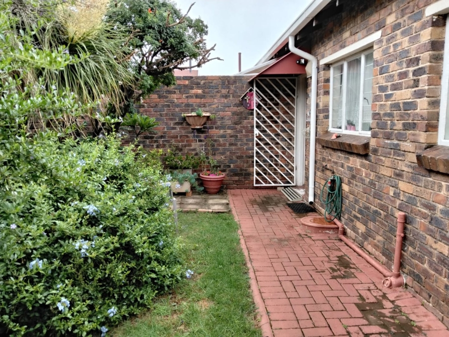 2 Bedroom Property for Sale in Noordheuwel Gauteng