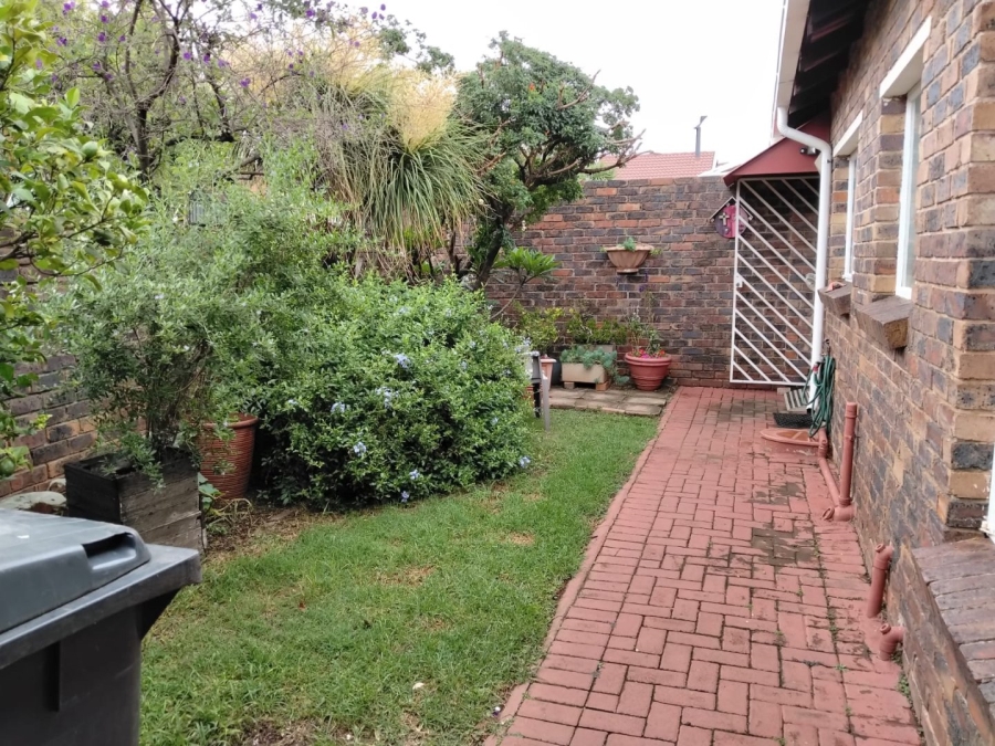 2 Bedroom Property for Sale in Noordheuwel Gauteng