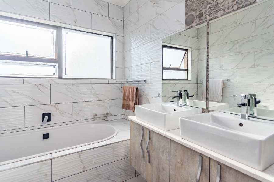 3 Bedroom Property for Sale in Wildtuinpark Gauteng